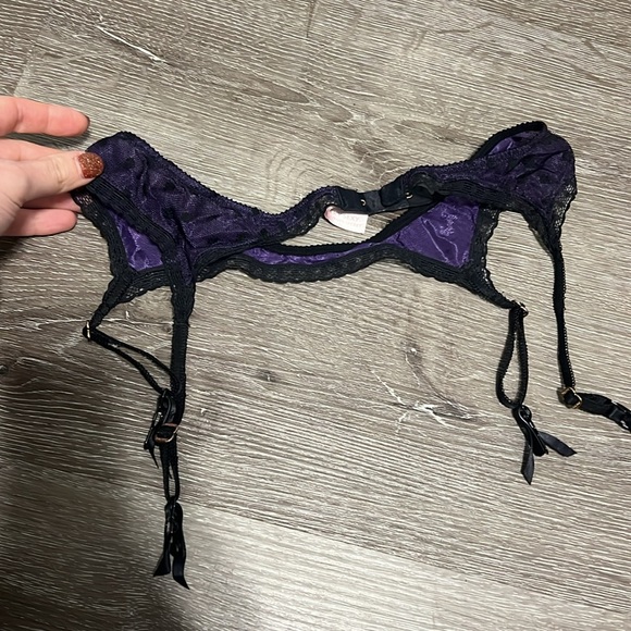 Victoria’s Secret Garter Belt - Picture 2 of 4